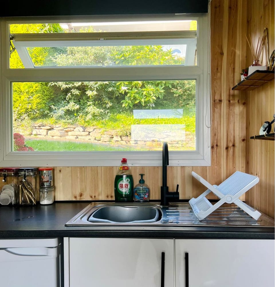 Fully Fitted Kitchen