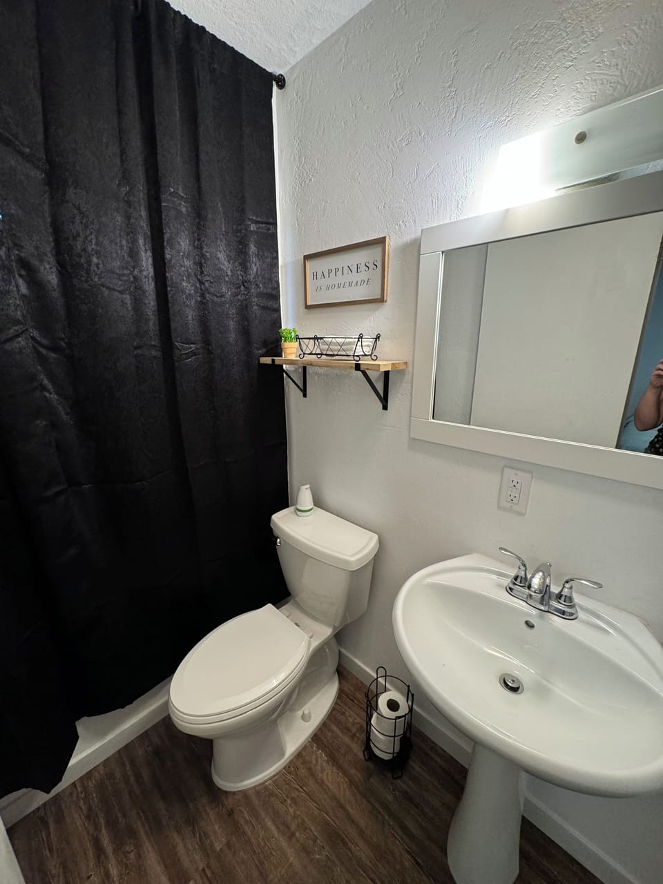 Basic Room | Bathroom | Free toiletries, towels, soap, shampoo