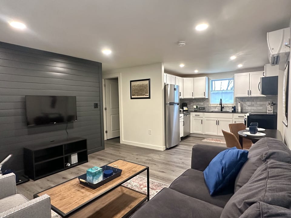 Bright, open space. A/C, fast Verizon 5G Wifi, Smart TV, DVD player, HDMI cable