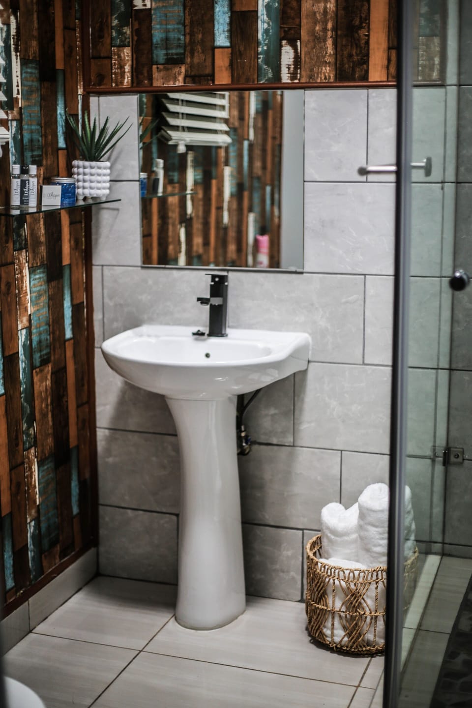 Deluxe Studio | Bathroom | Shower, rainfall showerhead, free toiletries, slippers