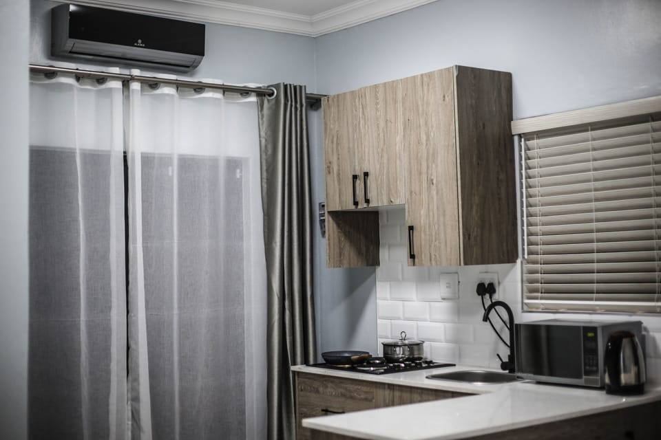 Deluxe Studio | Private kitchen | Mini-fridge, microwave, stovetop, cookware/dishes/utensils