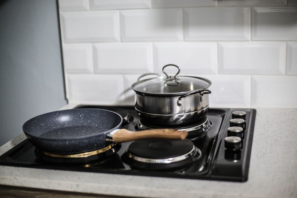 Deluxe Studio | Private kitchen | Mini-fridge, microwave, stovetop, cookware/dishes/utensils