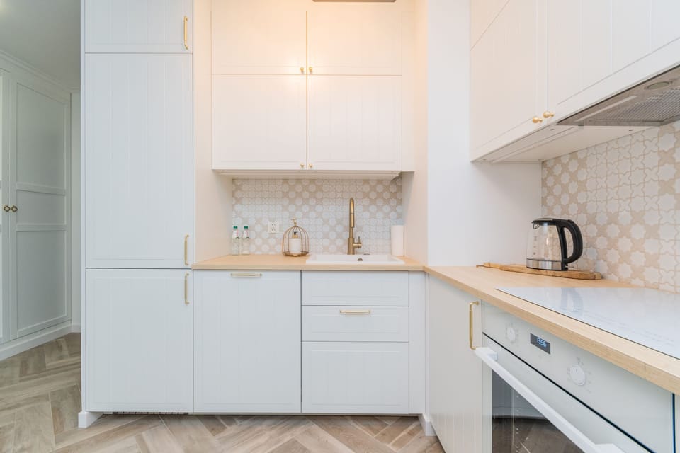 Deluxe Apartment | Private kitchen | Fridge, oven, stovetop, dishwasher