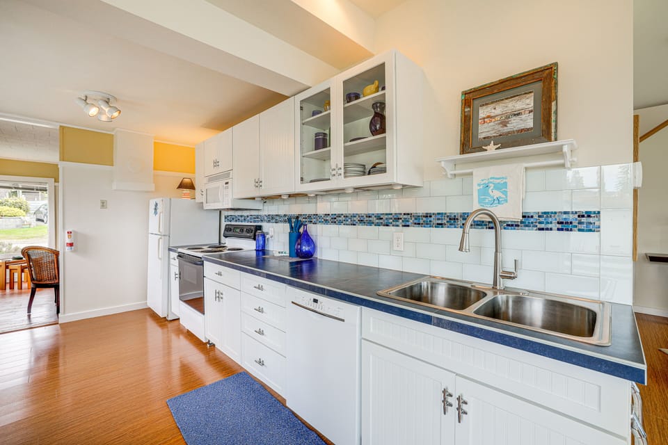 Kitchen | Cooking Basics | Keurig/Drip Coffee Maker | 1st Floor