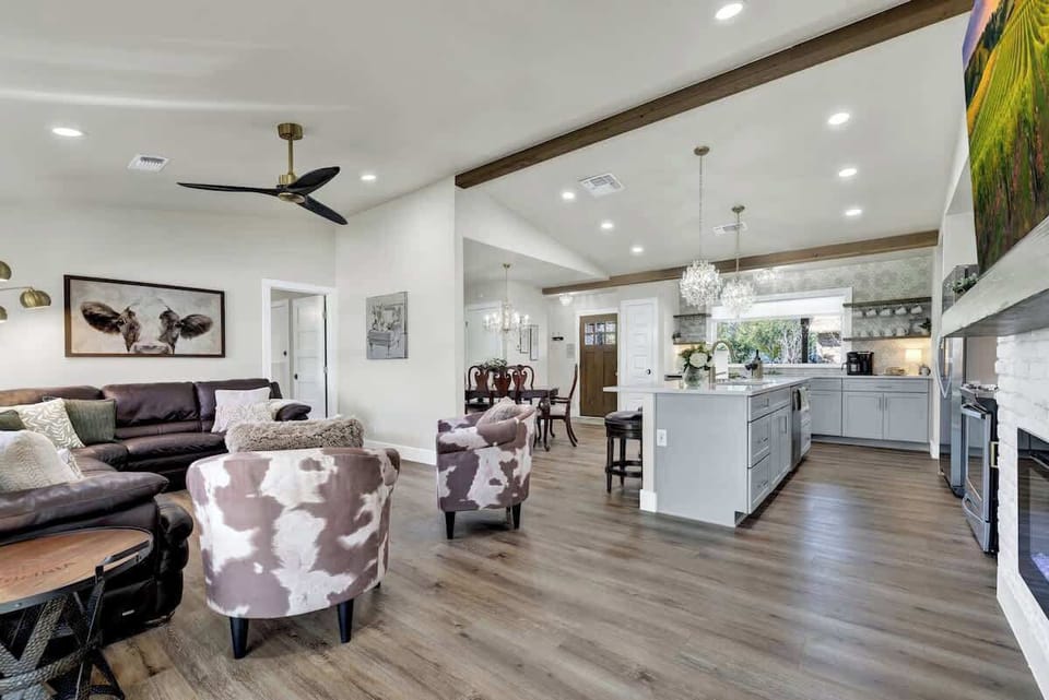 House, Multiple Beds, Pool Access, City View (601 Bluebonnet St) | Living area | Fireplace