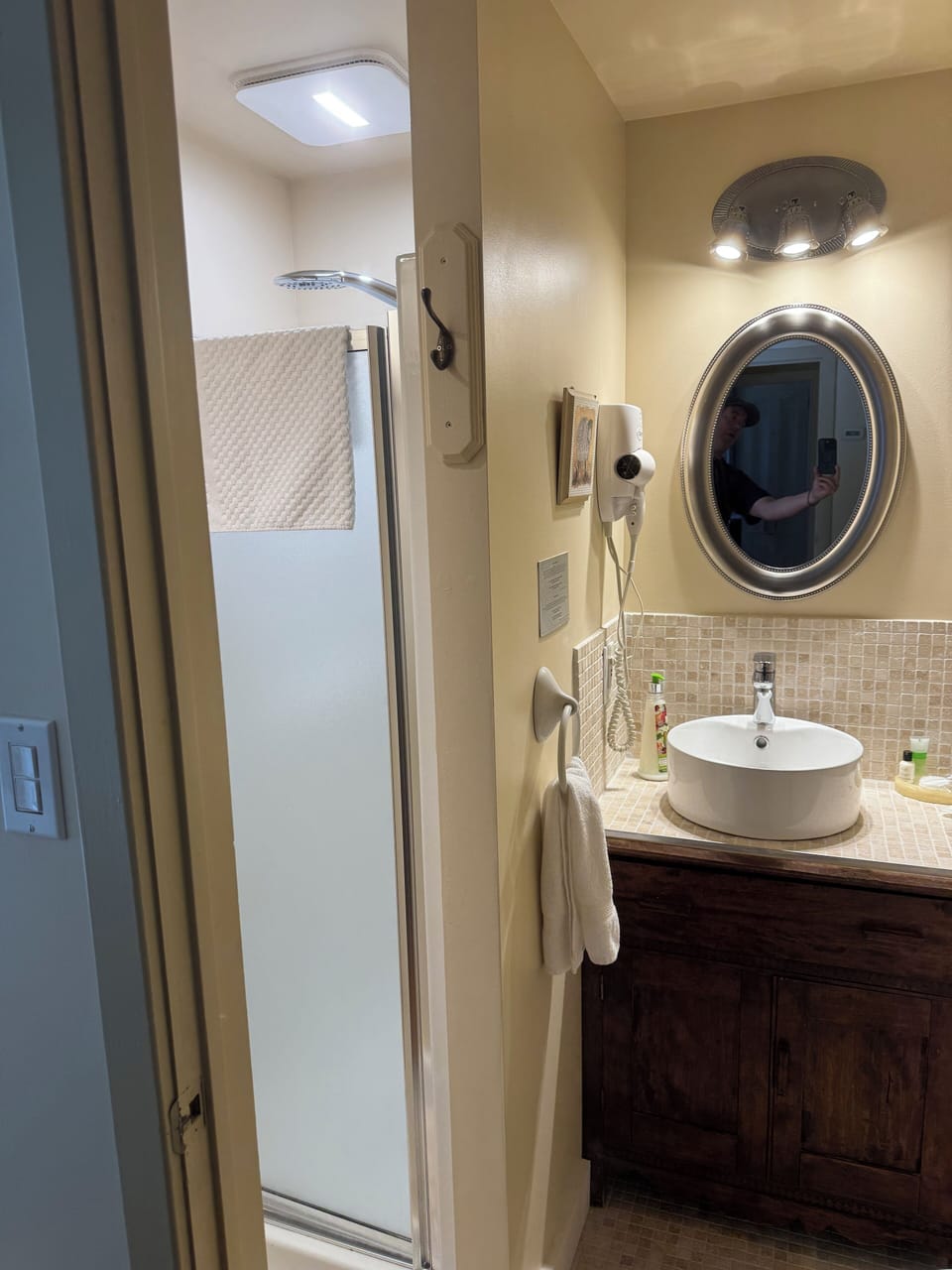 Classic Room, 1 Queen Bed, Garden View (Lindsay) | Bathroom | Free toiletries, hair dryer, slippers, towels