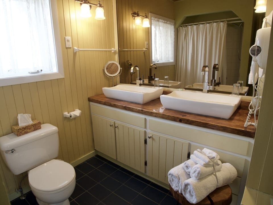Classic Room, 2 Double Beds, Garden View (Cooney) | Bathroom | Free toiletries, hair dryer, slippers, towels