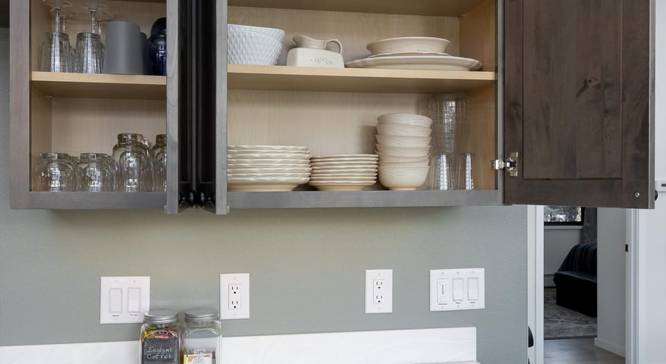 Fully stocked kitchen (2)