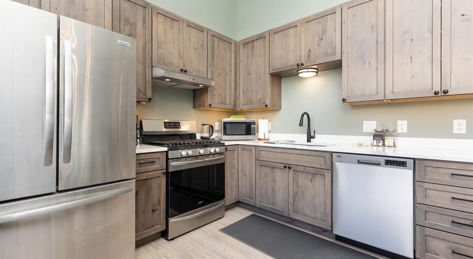 Fully stocked kitchen (1)