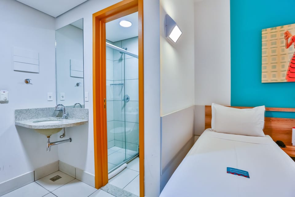 Standard Twin Room | Minibar, in-room safe, blackout drapes, iron/ironing board