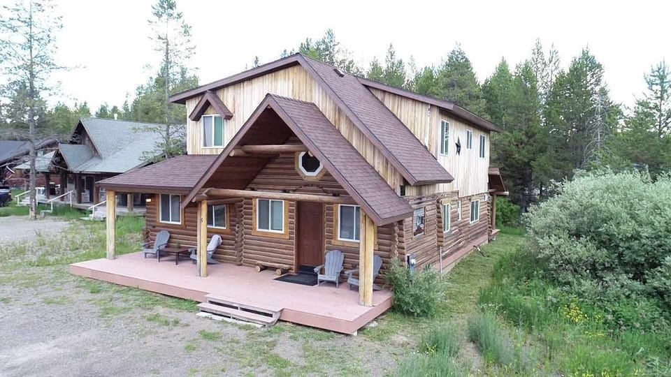 Welcome to Macks Inn Cabin! This magnificent authentic log home features a beautiful front porch and is nestled in a peaceful, tree-lined setting. 
