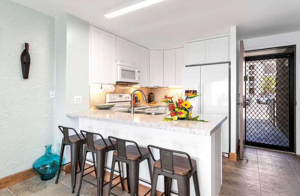 Well-equipped kitchen with breakfast bar