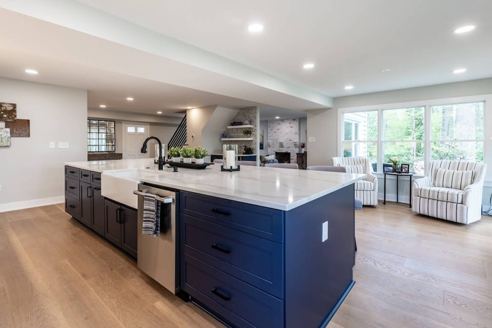 The oversized kitchen island.