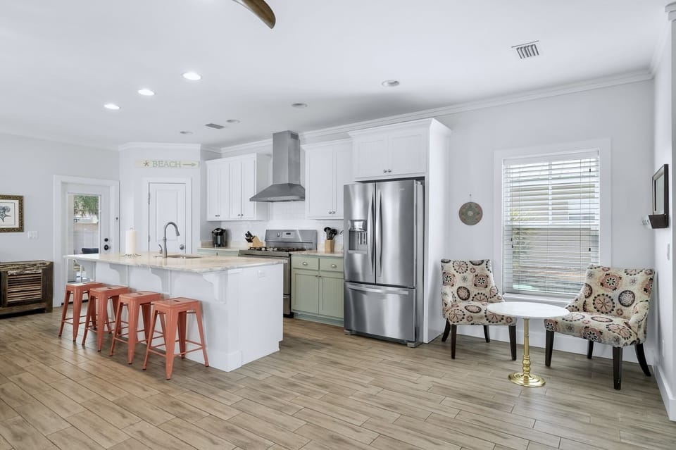 Fully equipped kitchen with bar area - Seats 4