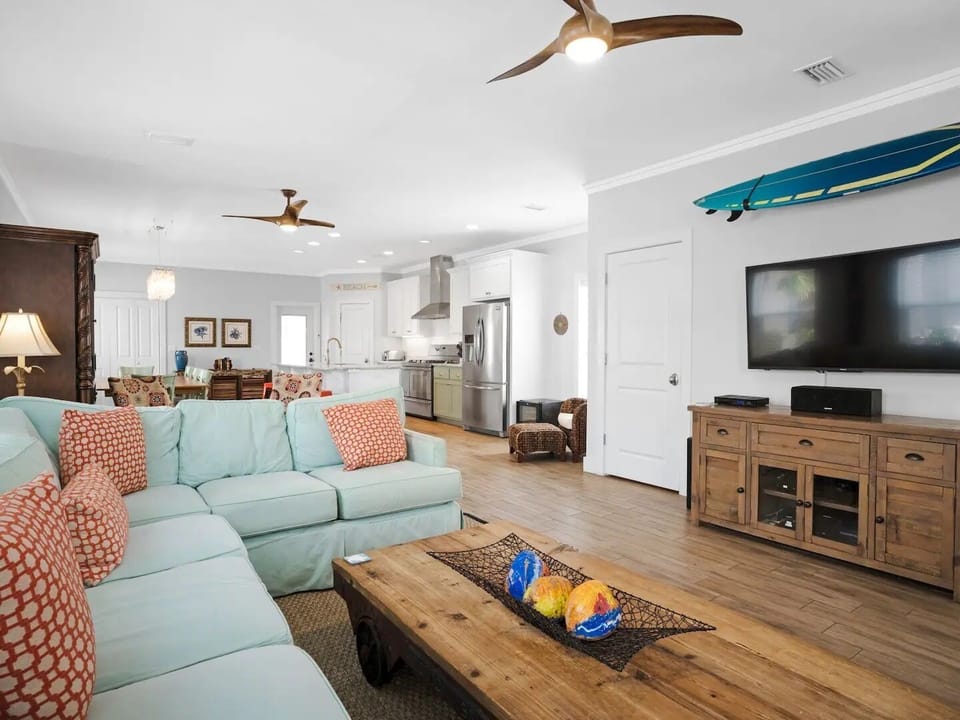 Open floor plan - Living, dining & kitchen area 