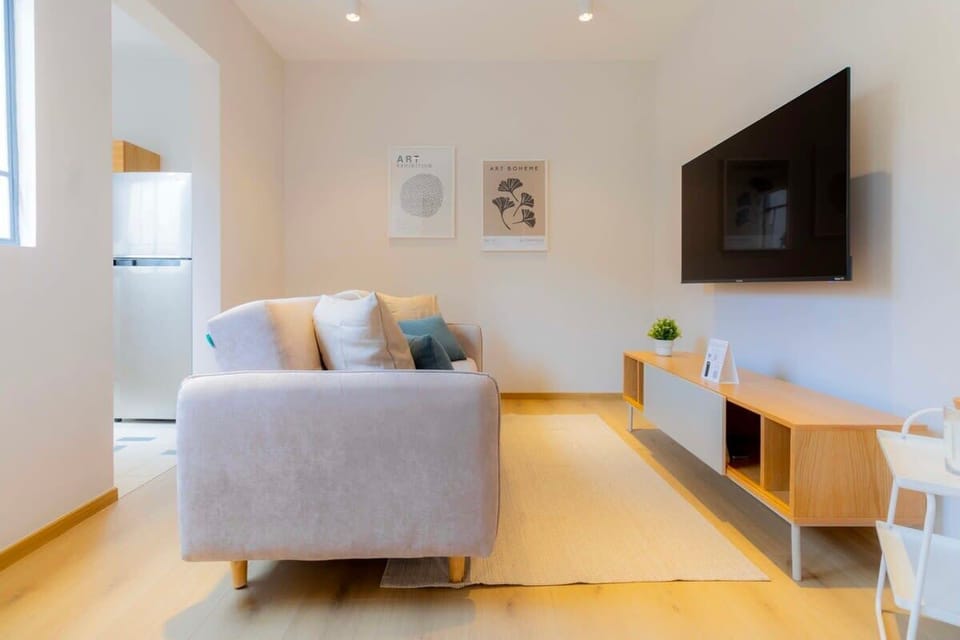 Cozy space featuring a flat-screen TV.


