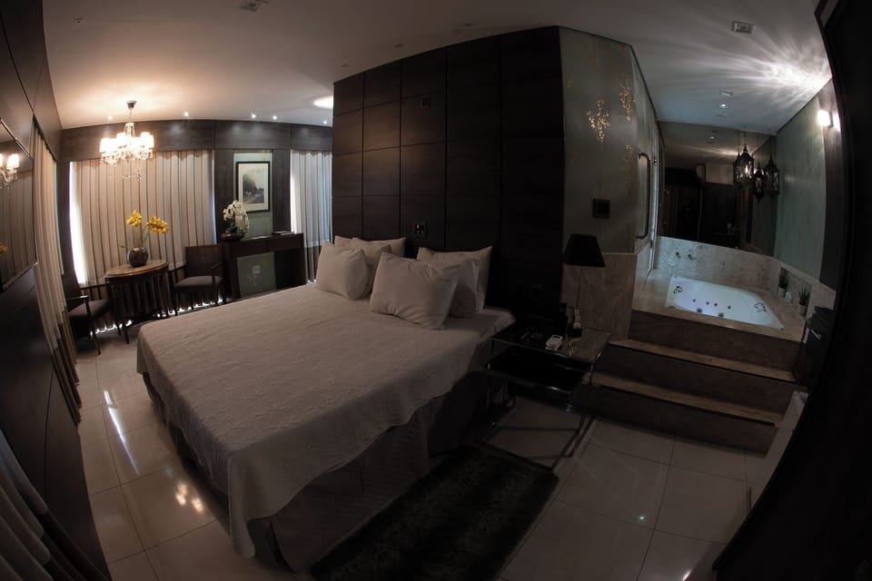 Presidential Room | Minibar, in-room safe, desk, laptop workspace