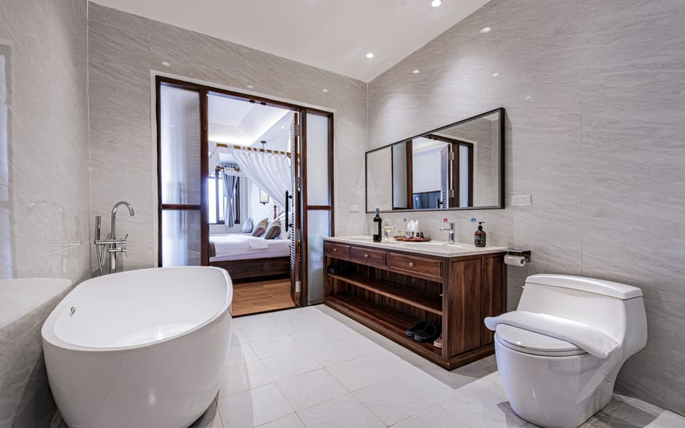 Deluxe Suite, River View | Bathroom | Free toiletries, hair dryer, bathrobes, slippers