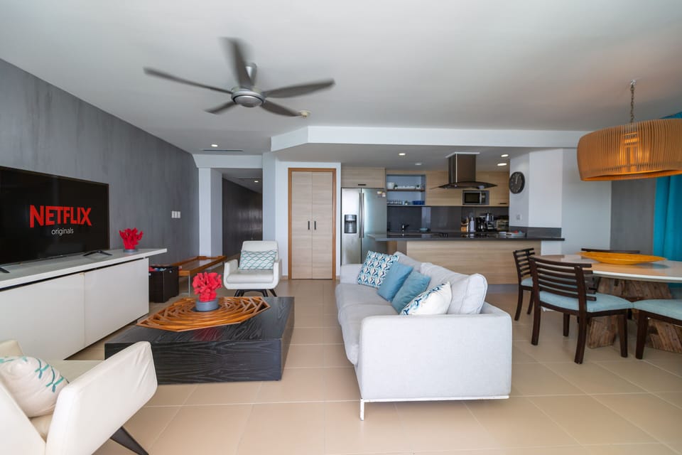 Cozy living room with fully equipped kitchen, Smart TV, A/C, and dining area for 6