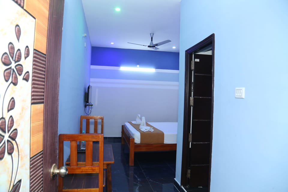 1 bedroom, desk
