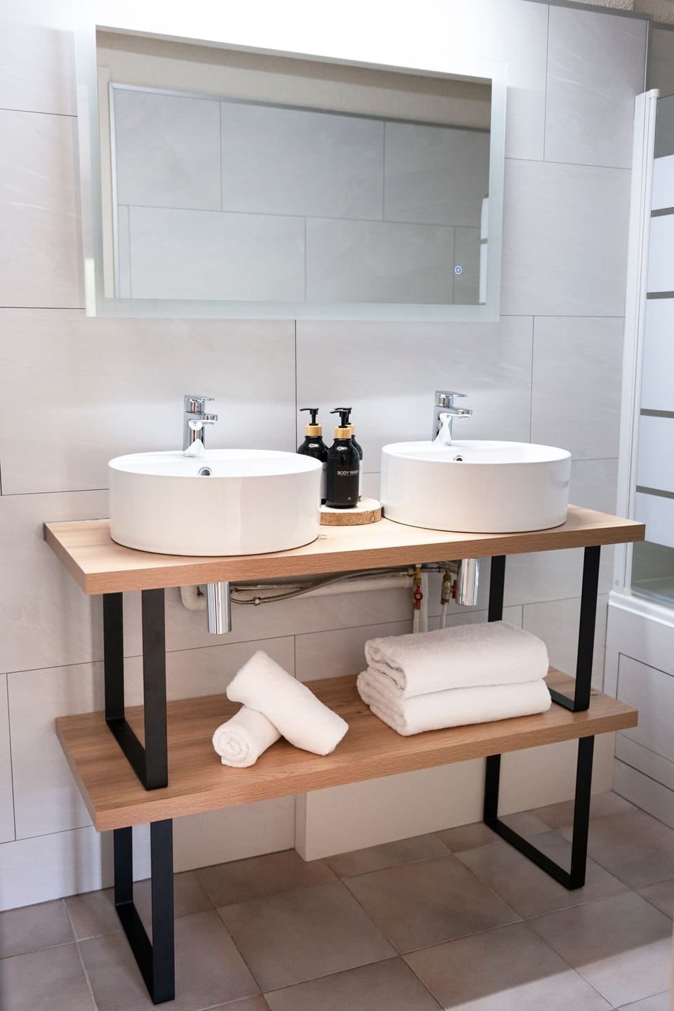 Classic Room, 1 Queen Bed | Bathroom | Bathtub, hair dryer, towels, soap