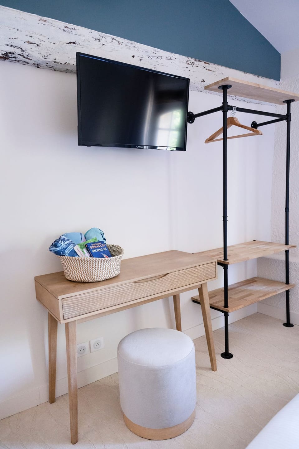 Desk, laptop workspace, WiFi (free), bed sheets