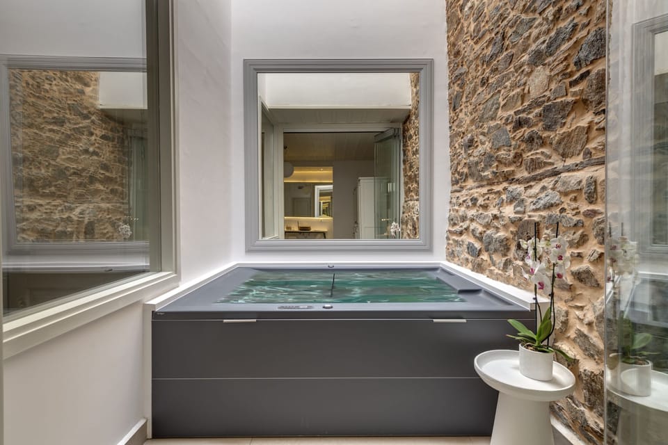 Superior Double Room | Bathroom | Shower, hair dryer, bathrobes, slippers
