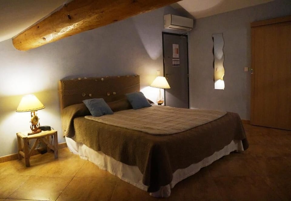 In-room safe, soundproofing, WiFi (free)