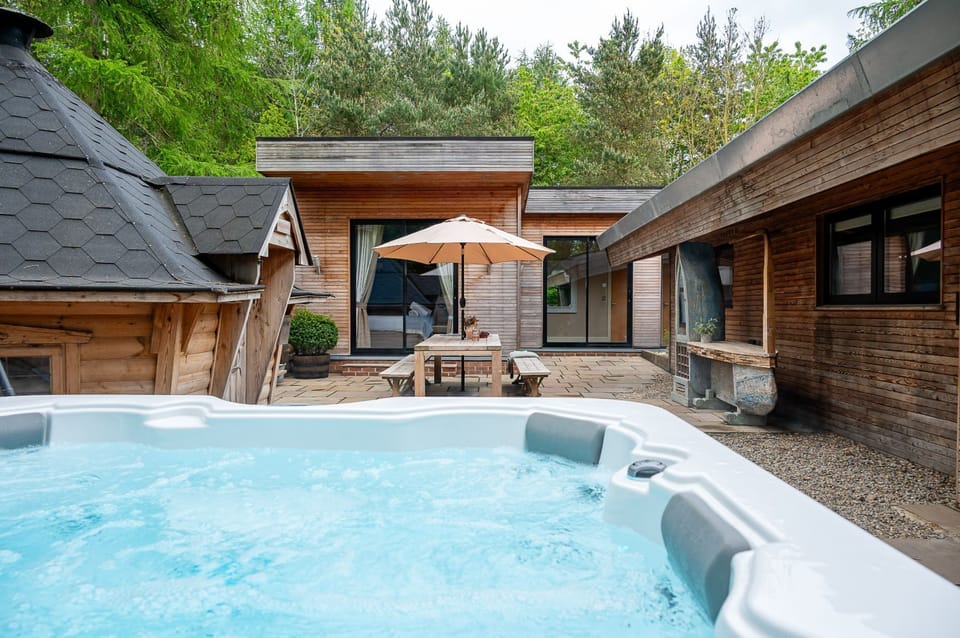 Lodges with hot tubs for large groups