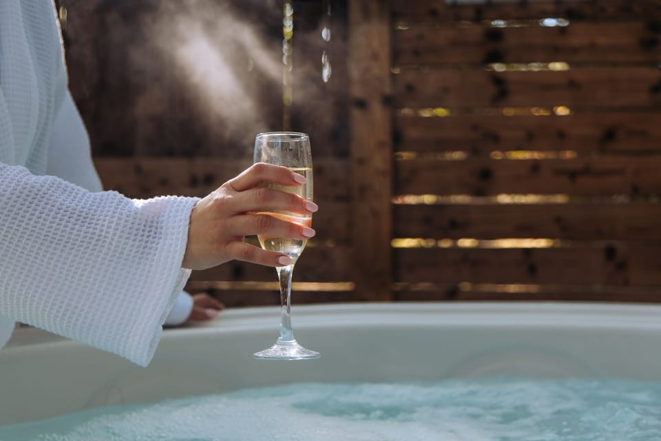 Private outdoor hot tub at Jules lodge in Brompton Lakes.