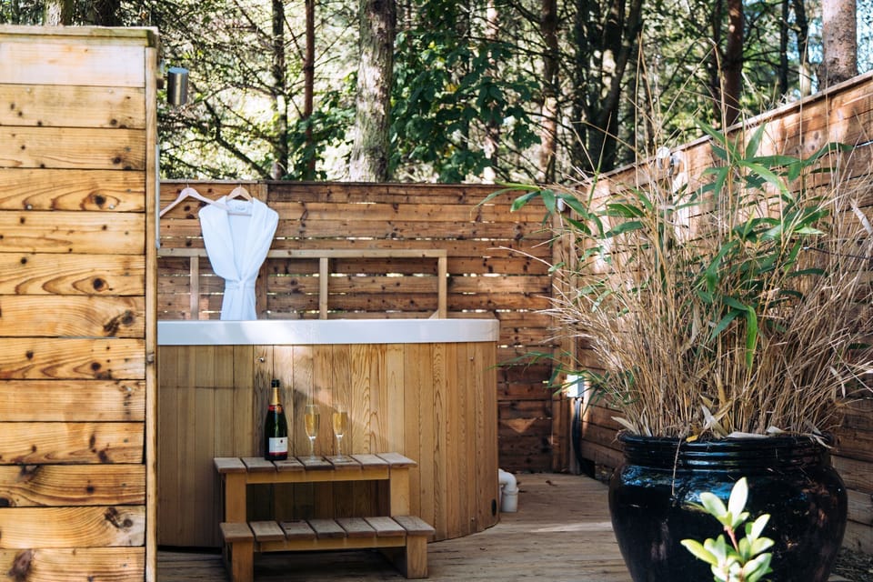 Private outdoor hot tub at Jules lodge in Brompton Lakes.