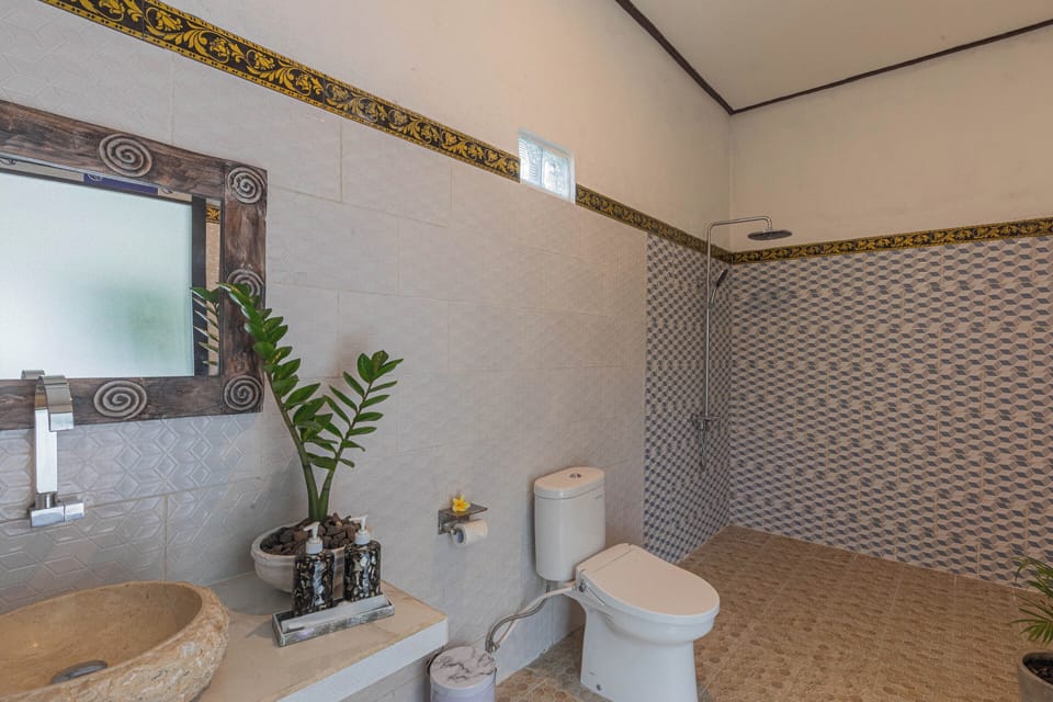 Deluxe Room | Bathroom | Shower, hydromassage showerhead, bidet, towels