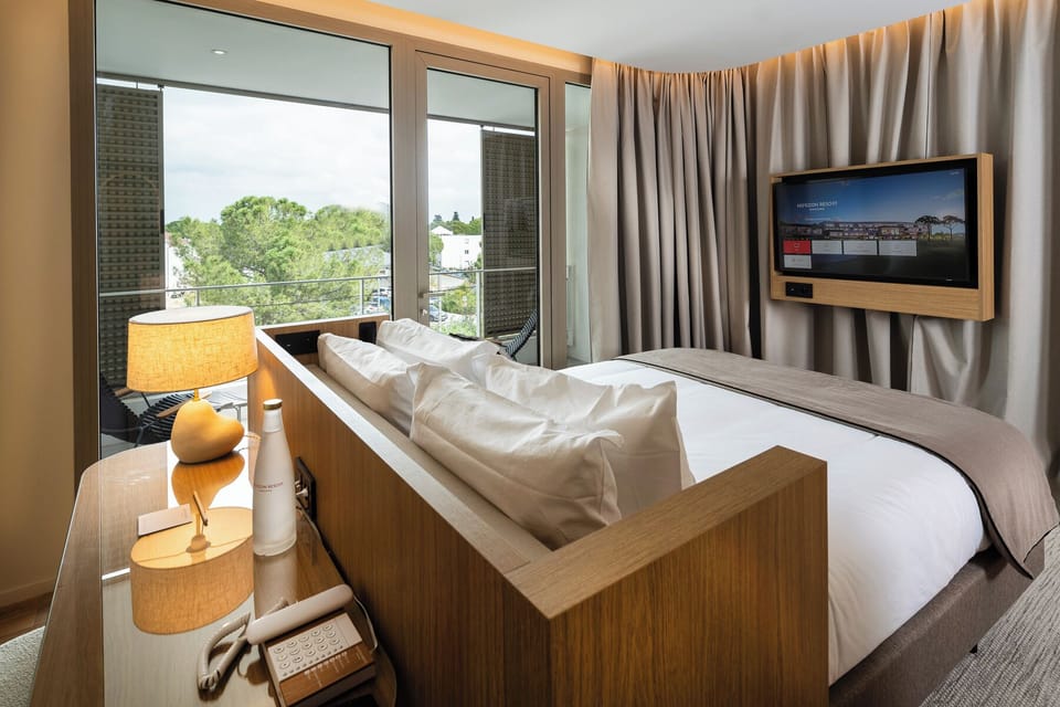 Comfort Room | Pillowtop beds, minibar, in-room safe, soundproofing