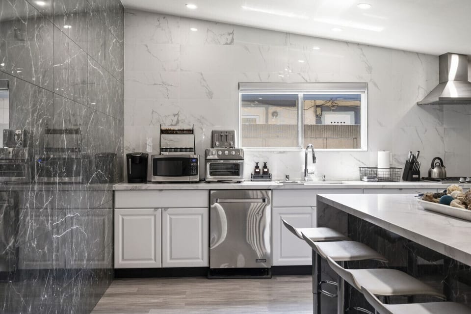 Cook, sip, and unwind in our full kitchen with a mini bar and bar stools! 🍹✨ The perfect space for gathering and entertaining