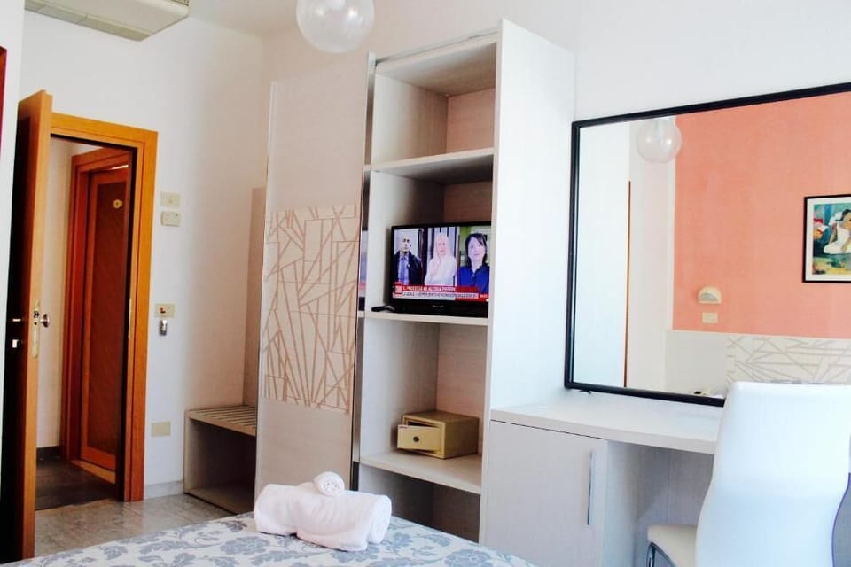 Camera DUS / Matrimoniale / Due Letti Standard Con Balcone | Hypo-allergenic bedding, minibar, desk, bed sheets