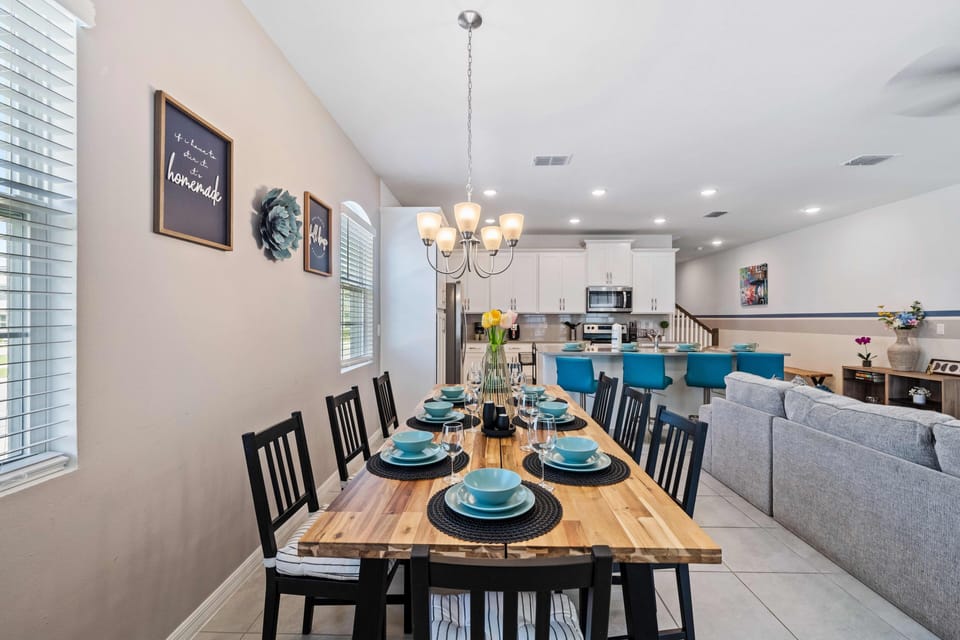 Glamorous Dining area of the home in Kissimmee - Majestic chandelier over the 8 persons dinning table - Stunningly organized space to enjoy your meals - Lavishly decored area with elegant lighting -  Bright windows offering beautiful views