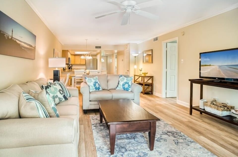 Condo, 2 Bedrooms | Living area