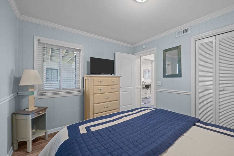 Second bedroom- queen