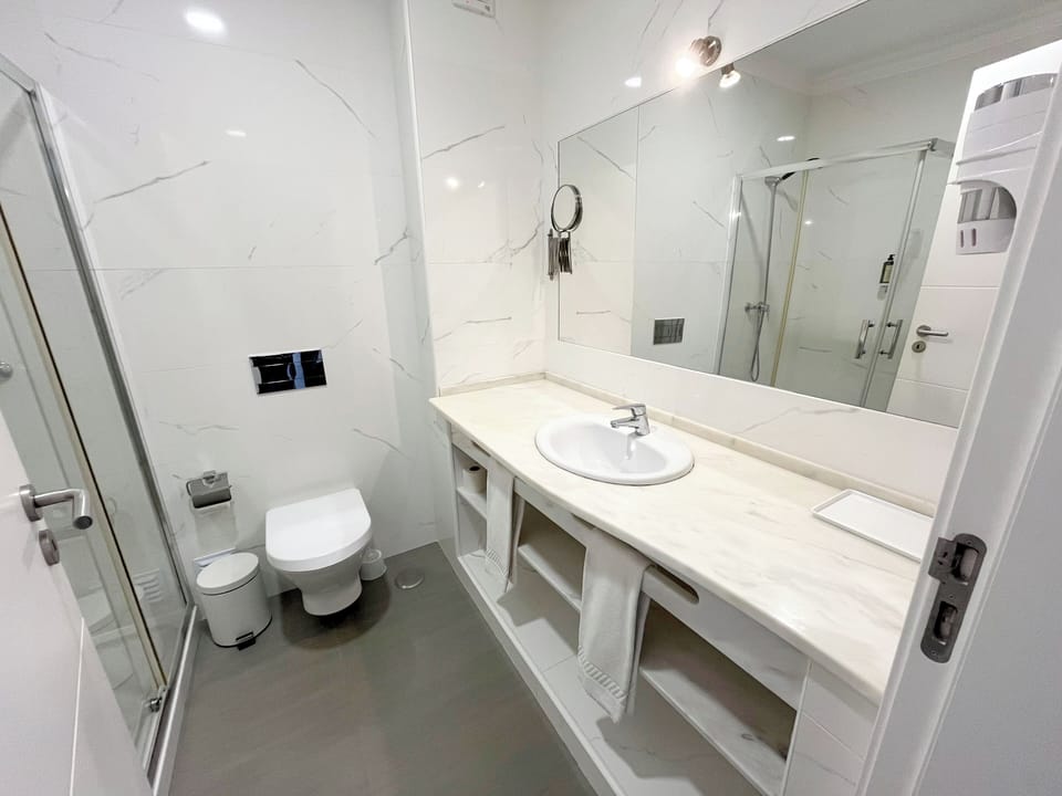 Standard Room, 2 Twin Beds | Bathroom | Shower, free toiletries, hair dryer, shampoo