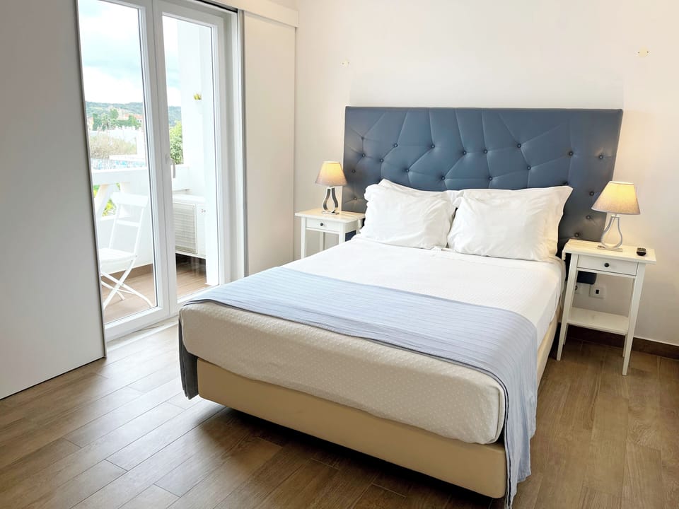 Room, 1 Double Bed | Minibar, free WiFi