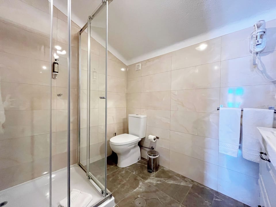 Room, 2 Twin Beds | Bathroom | Shower, free toiletries, hair dryer, shampoo