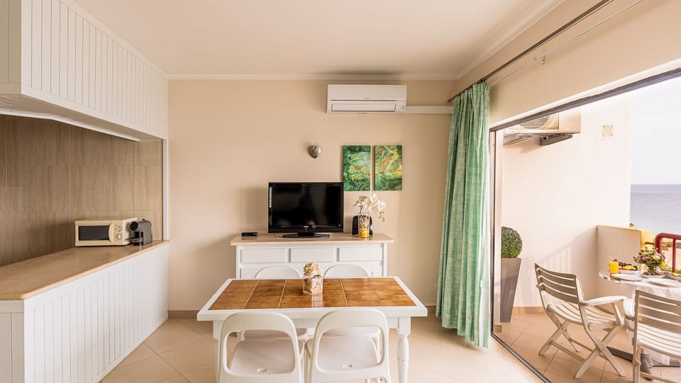 Here you can enjoy a nice meal both outside and inside, with all the windows open and entertained by the TV
#livingroom #meals #balcony #algarve #portugal