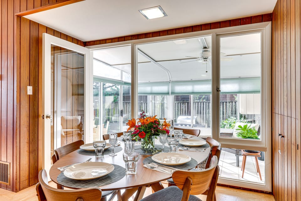 Dining Area | Dishware & Flatware Provided