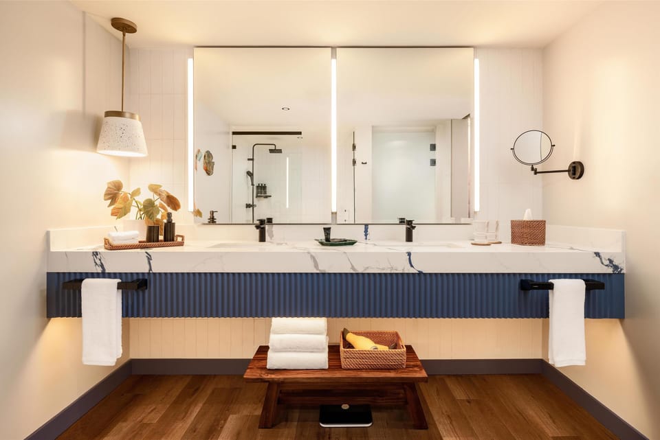 King Suite High Floor | Bathroom | Shower, rainfall showerhead, hair dryer, slippers
