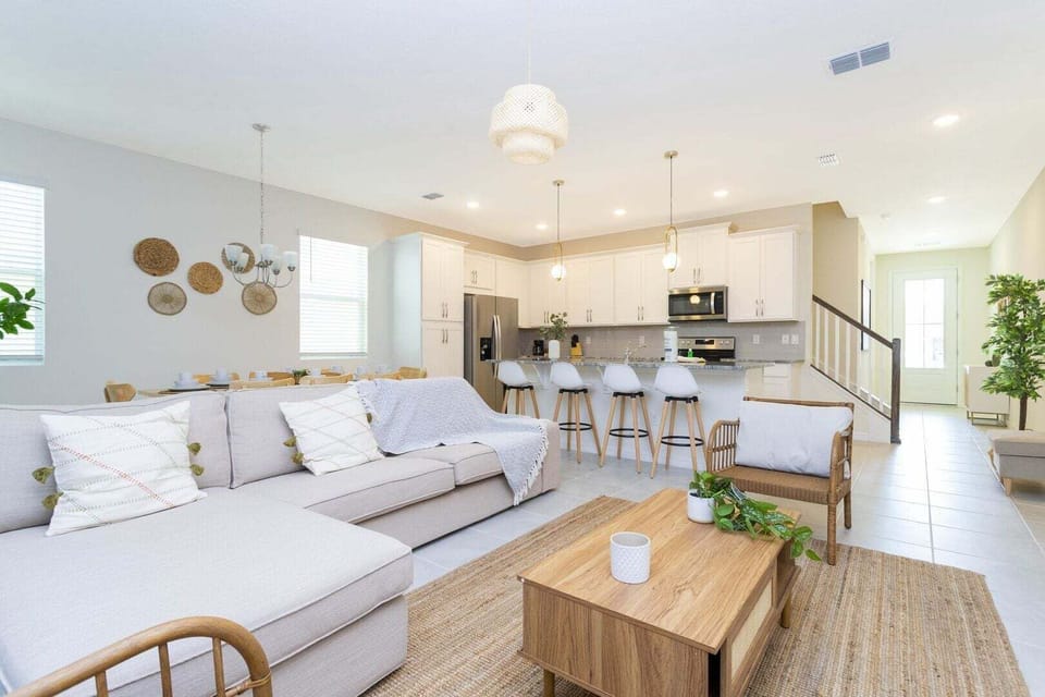 The house perfectly integrates the kitchen, living room and dining table.