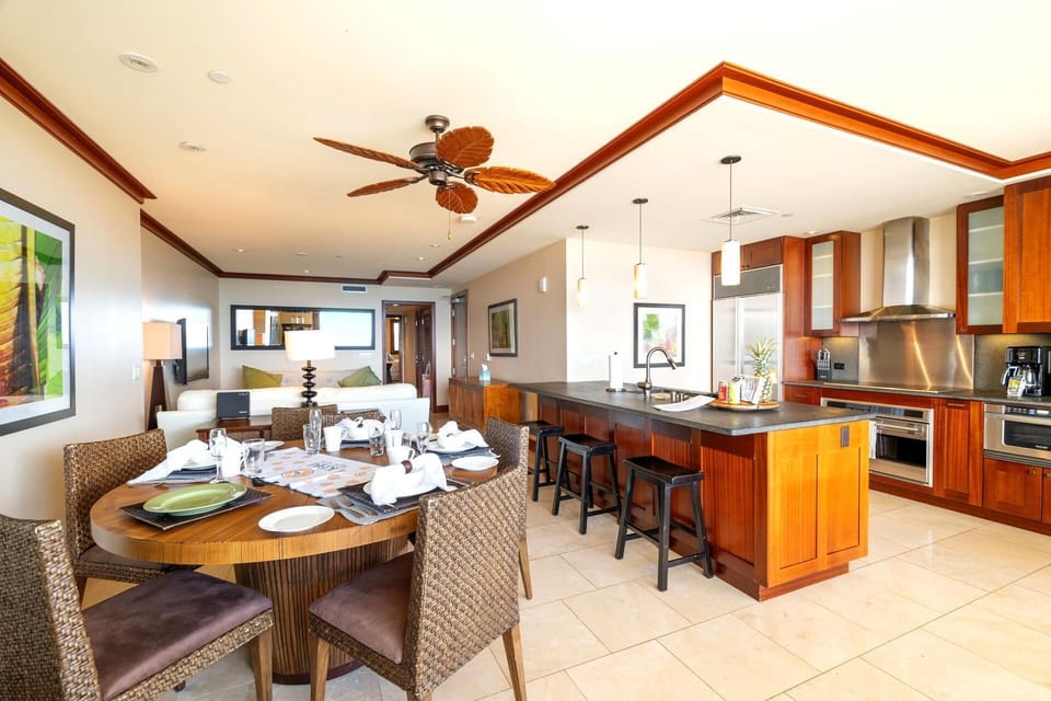  Meals come with a sea breeze and a side of serenity, thanks to walls that vanish like magic at mealtime   