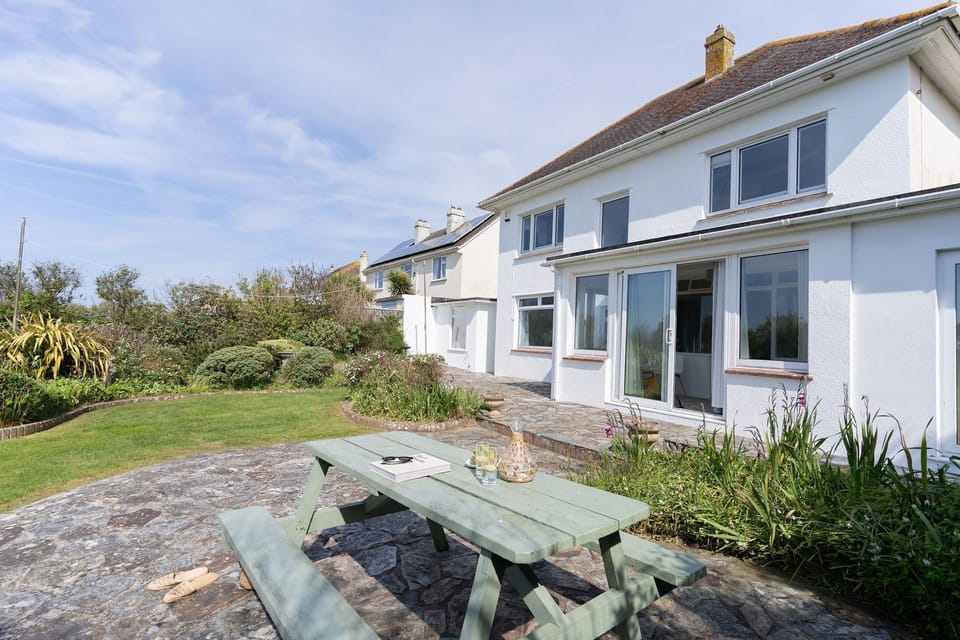 Garden at Chi Lowen, Fistral, Cornwall, self catering with Beach Retreats.