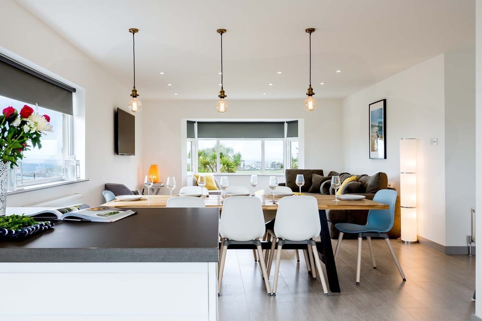 Dining room at Chi Lowen, Fistral, Cornwall, self catering with Beach Retreats.