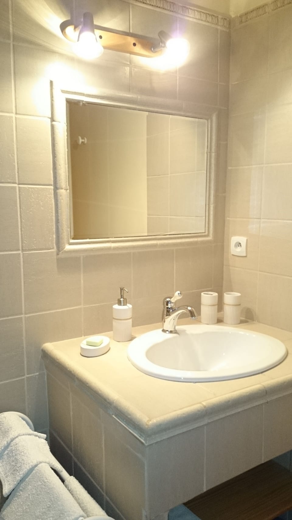 Standard Room | Bathroom | Shower, rainfall showerhead, hair dryer, towels