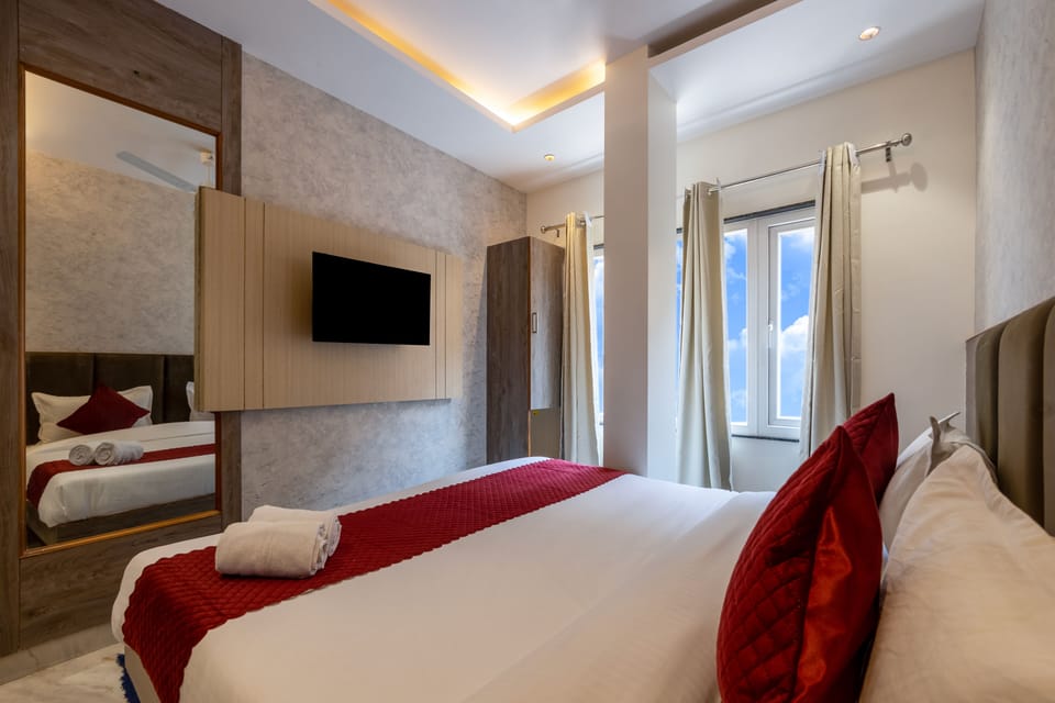 Deluxe Double Room, 1 Double Bed, City View | Living area | 32-inch Smart TV with satellite channels